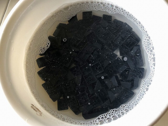 洗剤を入れた洗面器にキートップを浸す